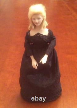 Maison de poupée : Poupée en porcelaine vintage, belle dame blonde en robe noire, fabriquée à la main