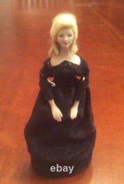 Maison de poupée : Poupée en porcelaine vintage, belle dame blonde en robe noire, fabriquée à la main