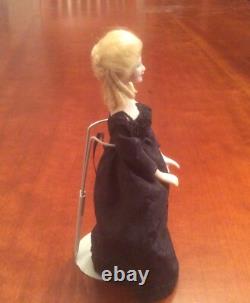 Maison de poupée : Poupée en porcelaine vintage, belle dame blonde en robe noire, fabriquée à la main