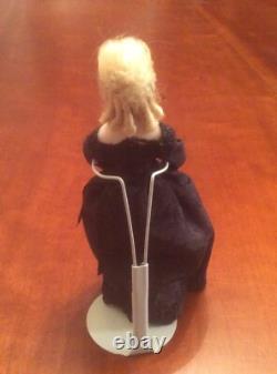 Maison de poupée : Poupée en porcelaine vintage, belle dame blonde en robe noire, fabriquée à la main