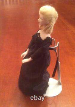 Maison de poupée : Poupée en porcelaine vintage, belle dame blonde en robe noire, fabriquée à la main