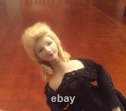 Maison de poupée : Poupée en porcelaine vintage, belle dame blonde en robe noire, fabriquée à la main