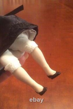 Maison de poupée : Poupée en porcelaine vintage, belle dame blonde en robe noire, fabriquée à la main