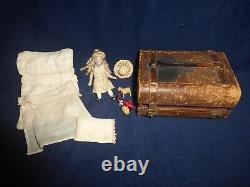 Maison de poupée ancienne française Mignonette 3.5 avec lit en étui de voyage