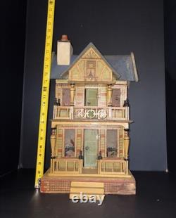 Maison de poupée lithographiée allemande antique des années 1890 avec meubles et poupées en porcelaine victoriennes