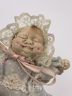 Miniature Antique Poupée Bébé Dans Le Panier Tissé- Extrêmement Moche Bébé