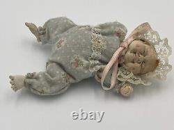Miniature Antique Poupée Bébé Dans Le Panier Tissé- Extrêmement Moche Bébé