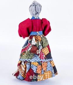 Mode patchwork victorienne vintage grand-mère aux cheveux gris en porcelaine miniature