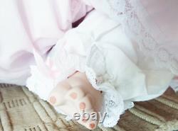 NOUVELLE KYRA 22 en KAIS PORCELAINE ASSISE ENFANT GAIL SHUMAKER POUPEES D'ARTISTE AMÉRICAINE