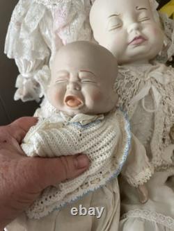 Neuf poupées antiques/vintage uniques à trois visages : heureuse, en pleurs, endormie, plus beaucoup de tissus