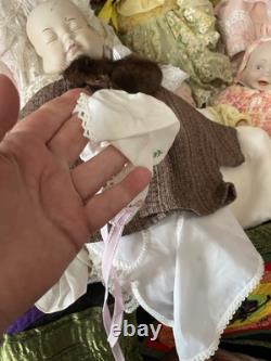 Neuf poupées antiques/vintage uniques à trois visages : heureuse, en pleurs, endormie, plus beaucoup de tissus