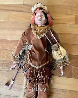 Paire vintage de poupées amérindiennes en porcelaine de 4 pieds pour présentation en magasin