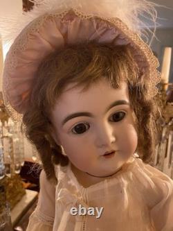 Perfection 23 1/2 Kestner 146 Original. Perruque en cheveux humains ondulés. Costume d'origine EXC