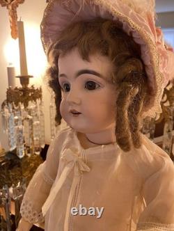 Perfection 23 1/2 Kestner 146 Original. Perruque en cheveux humains ondulés. Costume d'origine EXC