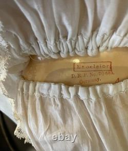 Perfection 23 1/2 Kestner 146 Original. Perruque en cheveux humains ondulés. Costume d'origine EXC