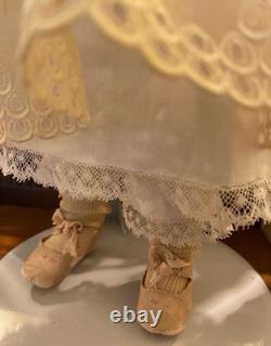 Perfection 23 1/2 Kestner 146 Original. Perruque en cheveux humains ondulés. Costume d'origine EXC