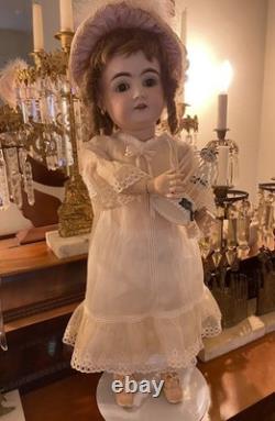 Perfection 23 1/2 Kestner 146 Original. Perruque en cheveux humains ondulés. Costume d'origine EXC