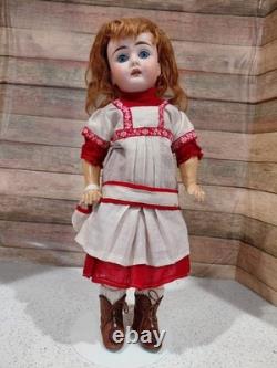 Petit mystère en bisque avec vêtements de manufacture