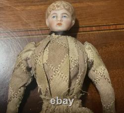 Petite poupée ancienne en porcelaine vintage