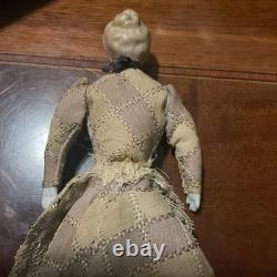Petite poupée ancienne en porcelaine vintage