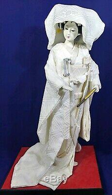 Porcelaine Poupée Japonaise De Geisha. Kimono 17 Cru Japon. Robe Blanche Avec Capuche