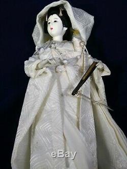 Porcelaine Poupée Japonaise De Geisha. Kimono 17 Cru Japon. Robe Blanche Avec Capuche