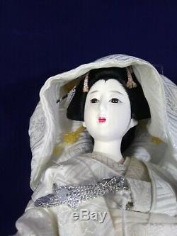 Porcelaine Poupée Japonaise De Geisha. Kimono 17 Cru Japon. Robe Blanche Avec Capuche