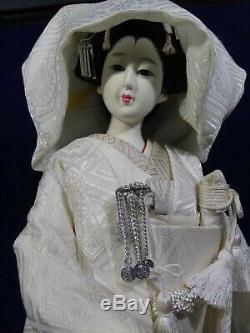 Porcelaine Poupée Japonaise De Geisha. Kimono 17 Cru Japon. Robe Blanche Avec Capuche