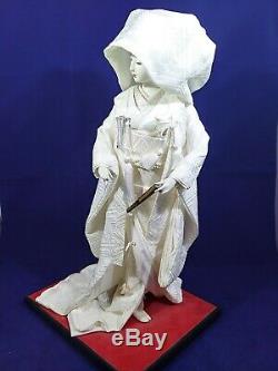 Porcelaine Poupée Japonaise De Geisha. Kimono 17 Cru Japon. Robe Blanche Avec Capuche