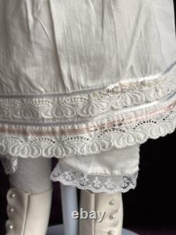 Porcelaine Vintage 19 Repro de Poupée Circulaire à Pois Antique Française Bru par Clara Wade