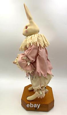 Porcelaine vintage Wendy Brent Jestebelle Lapin Bunny tenant un ours musical 1986