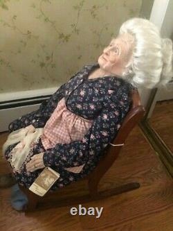 Poupée Antique De Grand-mère De Porcelaine Dans La Chaise Berçante