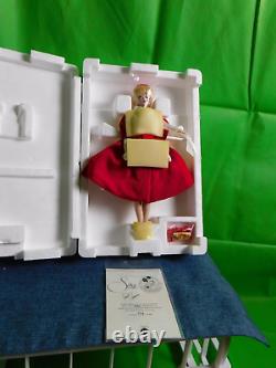 Poupée Barbie blonde de la flamme de soie Disney World Mattel Vintage 1993 en porcelaine dans sa boîte d'origine.