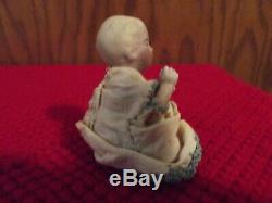 Poupée Bébé Antique En Porcelaine Assise De 2 1/2 Pouces Avec Des Vêtements Vintage
