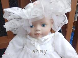 Poupée Elke Hutchens Vtg 1991 MB1 en porcelaine, robe blanche en dentelle et bonnet.