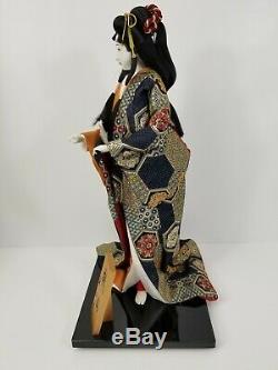 Poupée Geisha En Porcelaine Japonaise Vintage Dans Une Vitrine Avec Une Plaque En Bois Signée