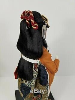 Poupée Geisha En Porcelaine Japonaise Vintage Dans Une Vitrine Avec Une Plaque En Bois Signée