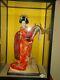 Poupée Japonaise Vintage De Geisha De Porcelaine Dans L’état De Menthe De Vitrine En Verre