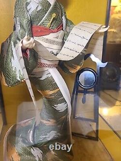 Poupée Maiko Vintage du Japon Oyama avec visage en porcelaine, yeux en verre dans une vitrine de 21 pouces