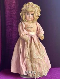 Poupée Princesse Armand Marseille 23 en Bisque avec Corps en Composition Allemande Antique