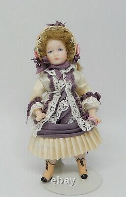 Poupée Victorienne De Fille De Porcelaine De Cru Dans La Miniature De Maison De Poupée De Robe De Soie 112