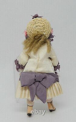 Poupée Victorienne De Fille De Porcelaine De Cru Dans La Miniature De Maison De Poupée De Robe De Soie 112