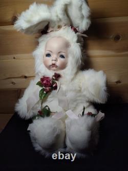 Poupée Vintage en Porcelaine Visage Précieux Petite Fille Peluche Costume de Lapin 24 Yeux Bleus