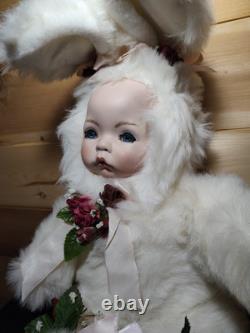 Poupée Vintage en Porcelaine Visage Précieux Petite Fille Peluche Costume de Lapin 24 Yeux Bleus