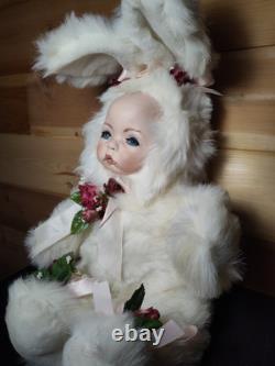 Poupée Vintage en Porcelaine Visage Précieux Petite Fille Peluche Costume de Lapin 24 Yeux Bleus