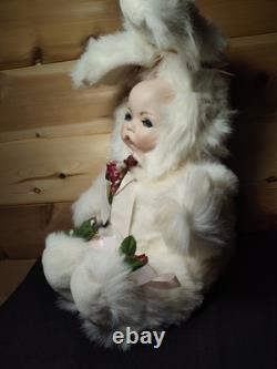 Poupée Vintage en Porcelaine Visage Précieux Petite Fille Peluche Costume de Lapin 24 Yeux Bleus