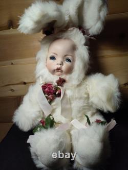 Poupée Vintage en Porcelaine Visage Précieux Petite Fille Peluche Costume de Lapin 24 Yeux Bleus