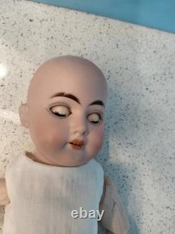 Poupée à tête en biscuit A. M. Little 1894 de 15 pouces avec robe et bonnet d’origine
