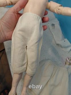 Poupée à tête en biscuit A. M. Little 1894 de 15 pouces avec robe et bonnet d’origine