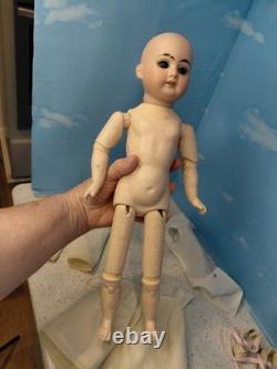 Poupée à tête en biscuit A. M. Little 1894 de 15 pouces avec robe et bonnet d’origine